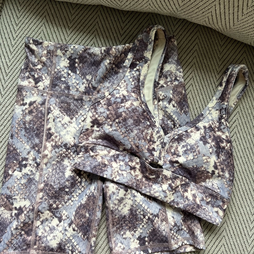 Jessica Simpson workout set - Picture 3 of 3